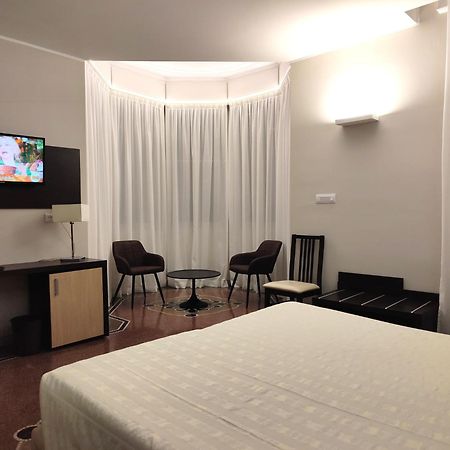 Hotel Vittoria Genoa Bagian luar foto