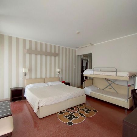 Hotel Vittoria Genoa Bagian luar foto