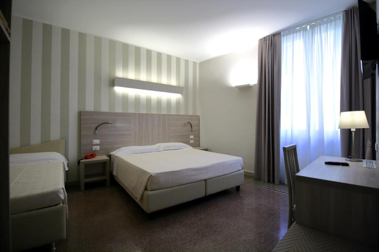Hotel Vittoria Genoa Bagian luar foto