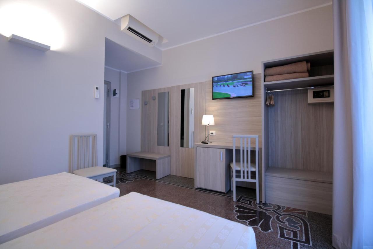 Hotel Vittoria Genoa Bagian luar foto