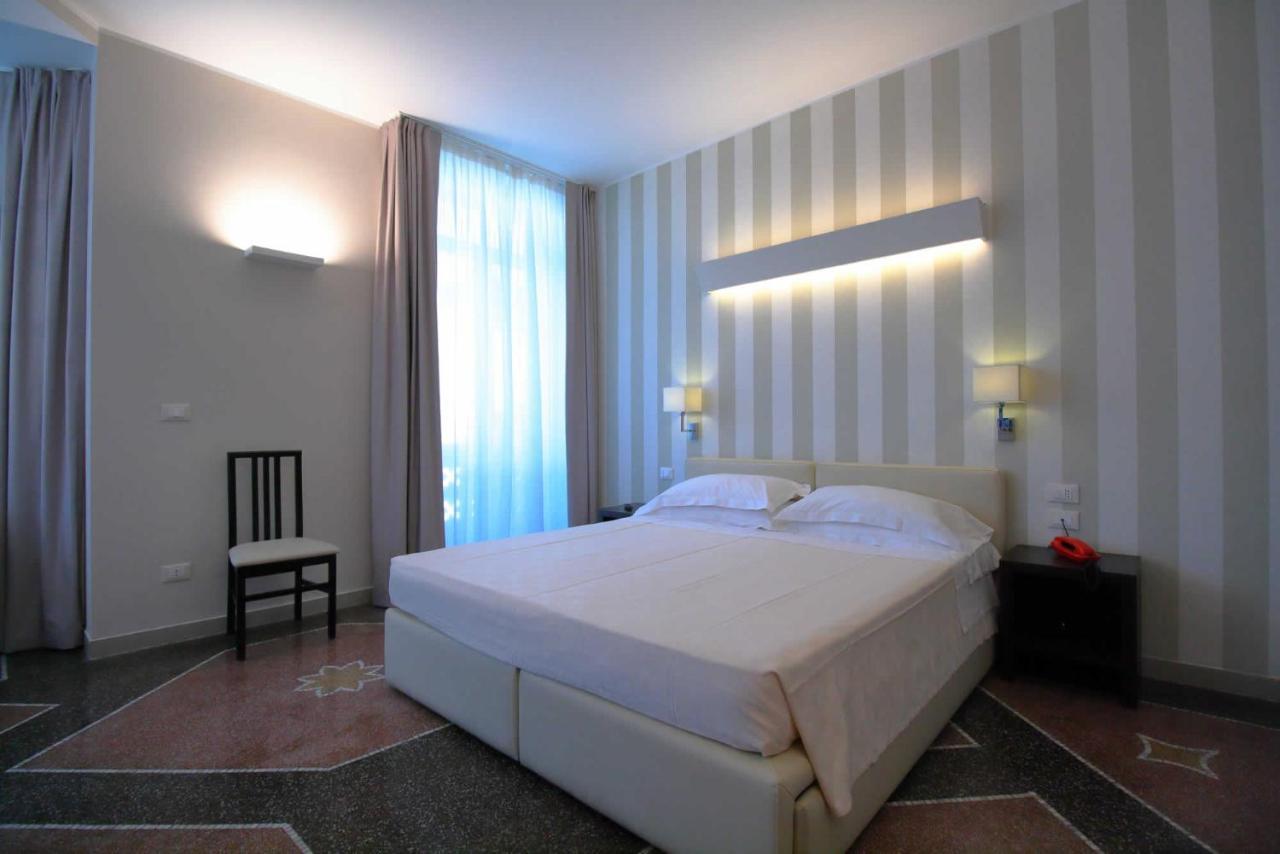 Hotel Vittoria Genoa Bagian luar foto