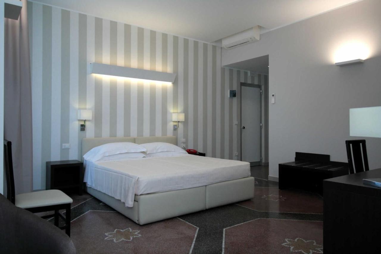Hotel Vittoria Genoa Bagian luar foto