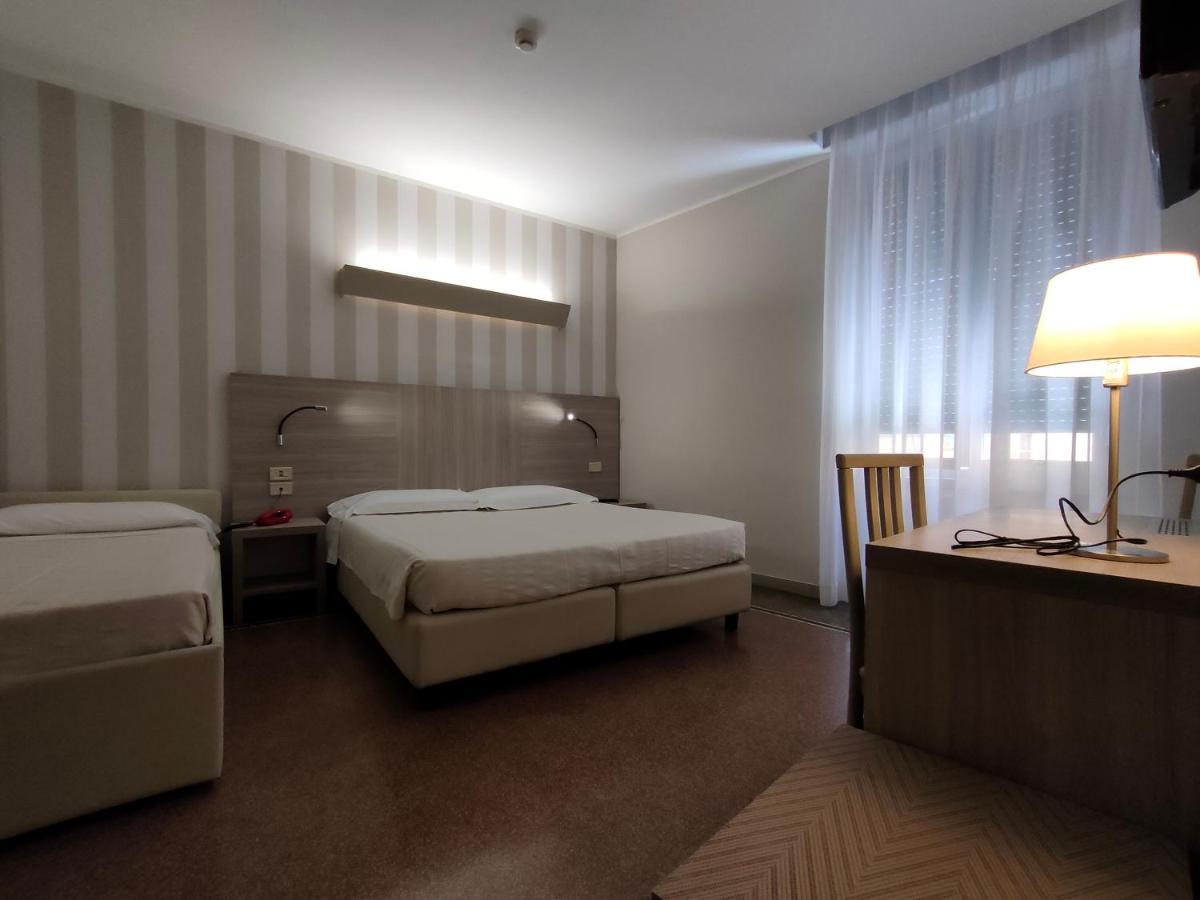 Hotel Vittoria Genoa Bagian luar foto