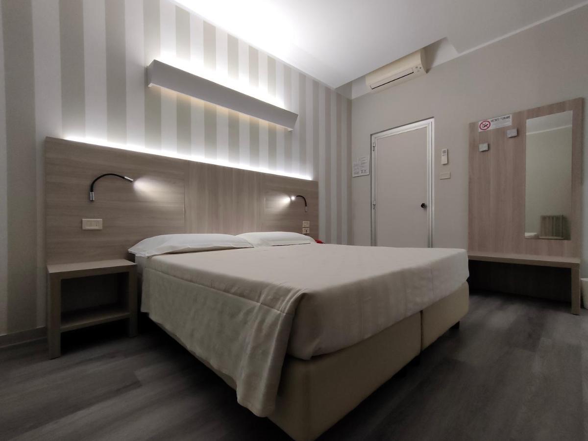 Hotel Vittoria Genoa Bagian luar foto