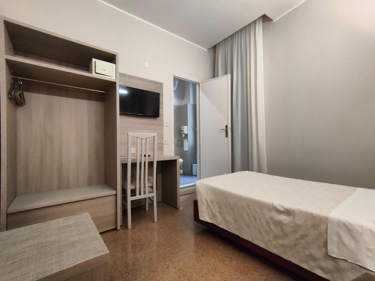 Hotel Vittoria Genoa Bagian luar foto