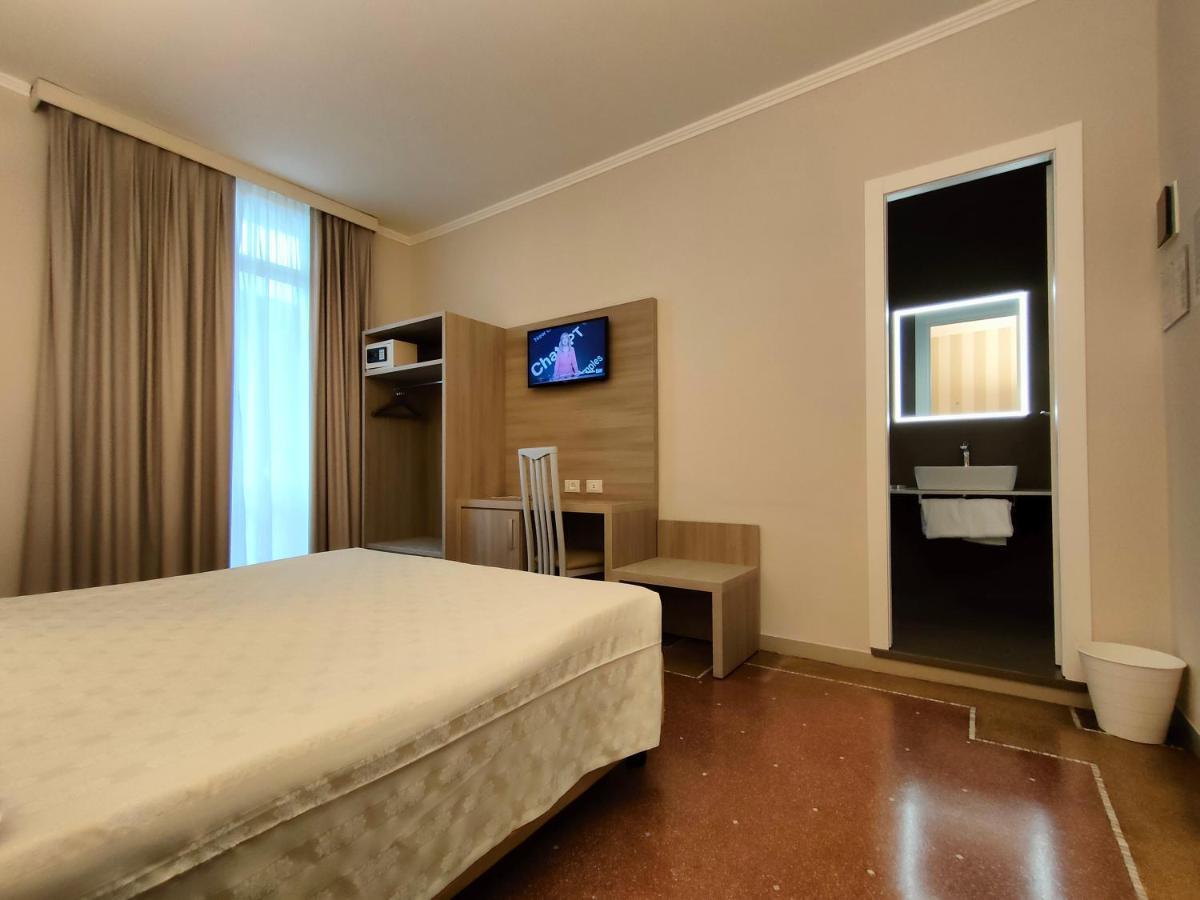 Hotel Vittoria Genoa Bagian luar foto