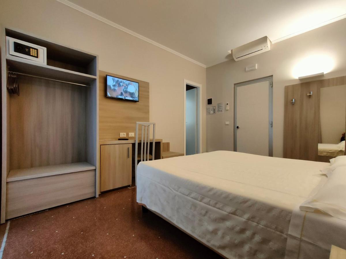 Hotel Vittoria Genoa Bagian luar foto