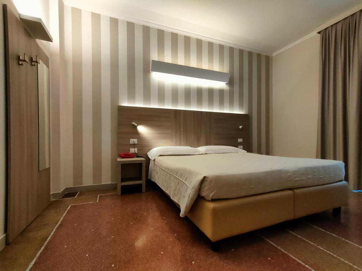 Hotel Vittoria Genoa Bagian luar foto
