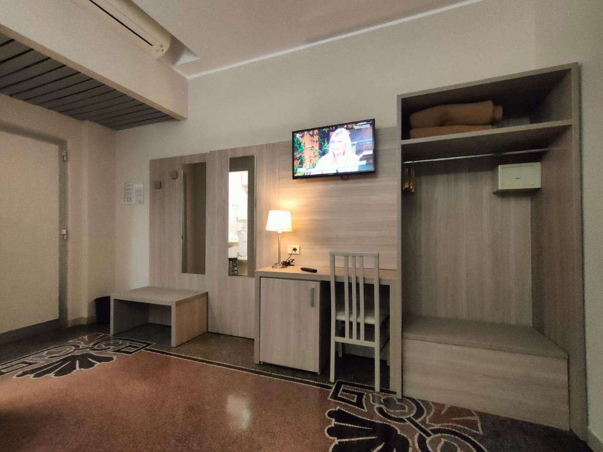 Hotel Vittoria Genoa Bagian luar foto