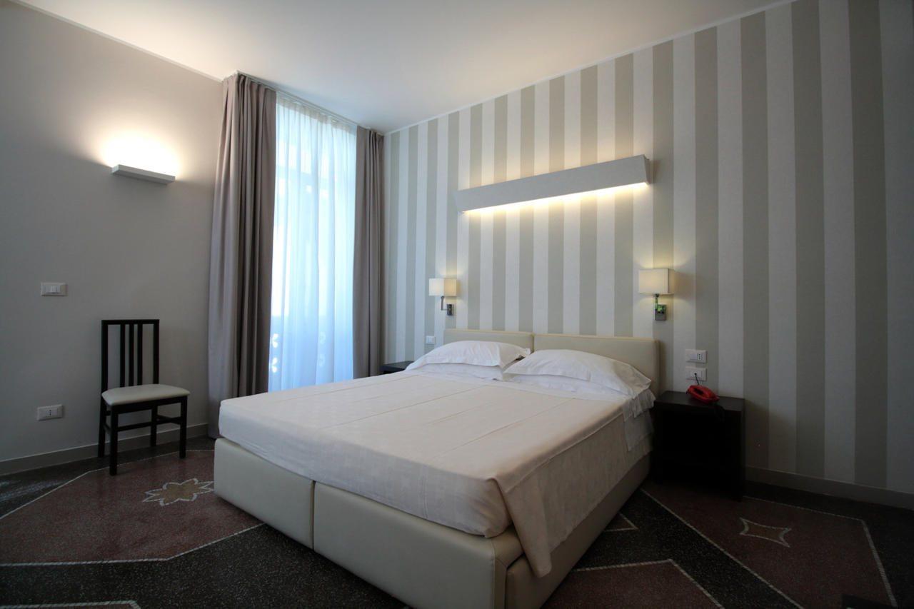 Hotel Vittoria Genoa Bagian luar foto