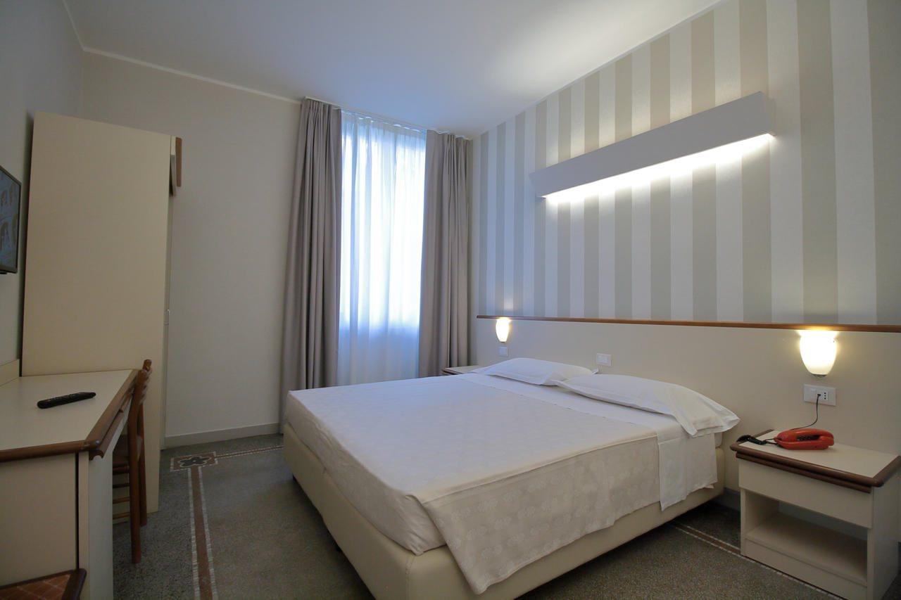 Hotel Vittoria Genoa Bagian luar foto