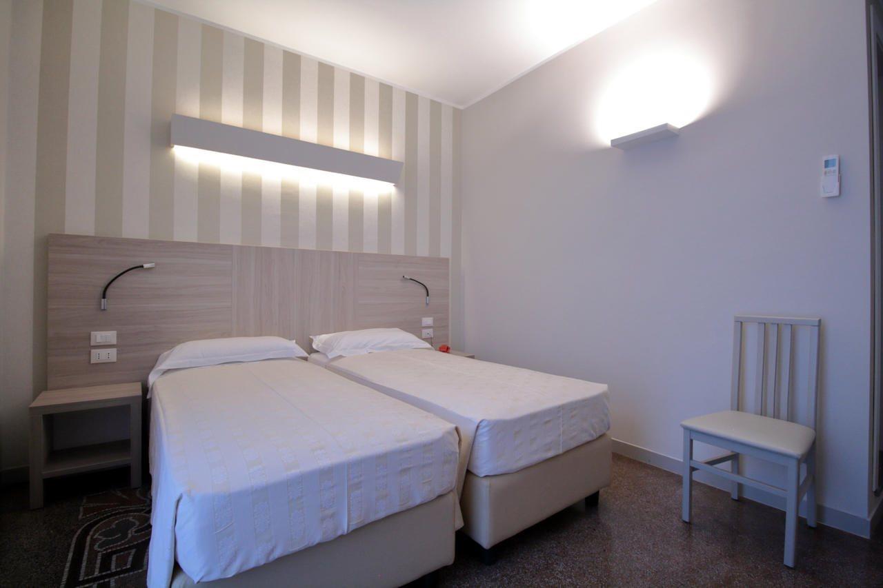 Hotel Vittoria Genoa Bagian luar foto