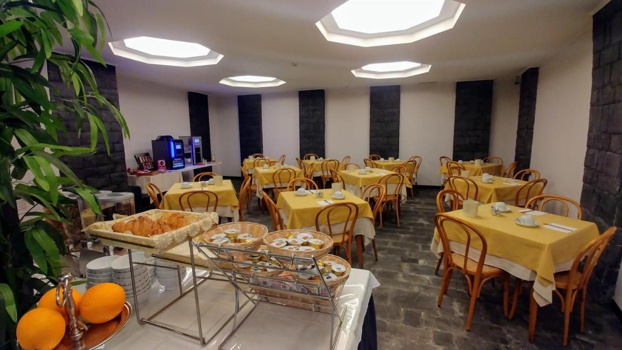 Hotel Vittoria Genoa Bagian luar foto