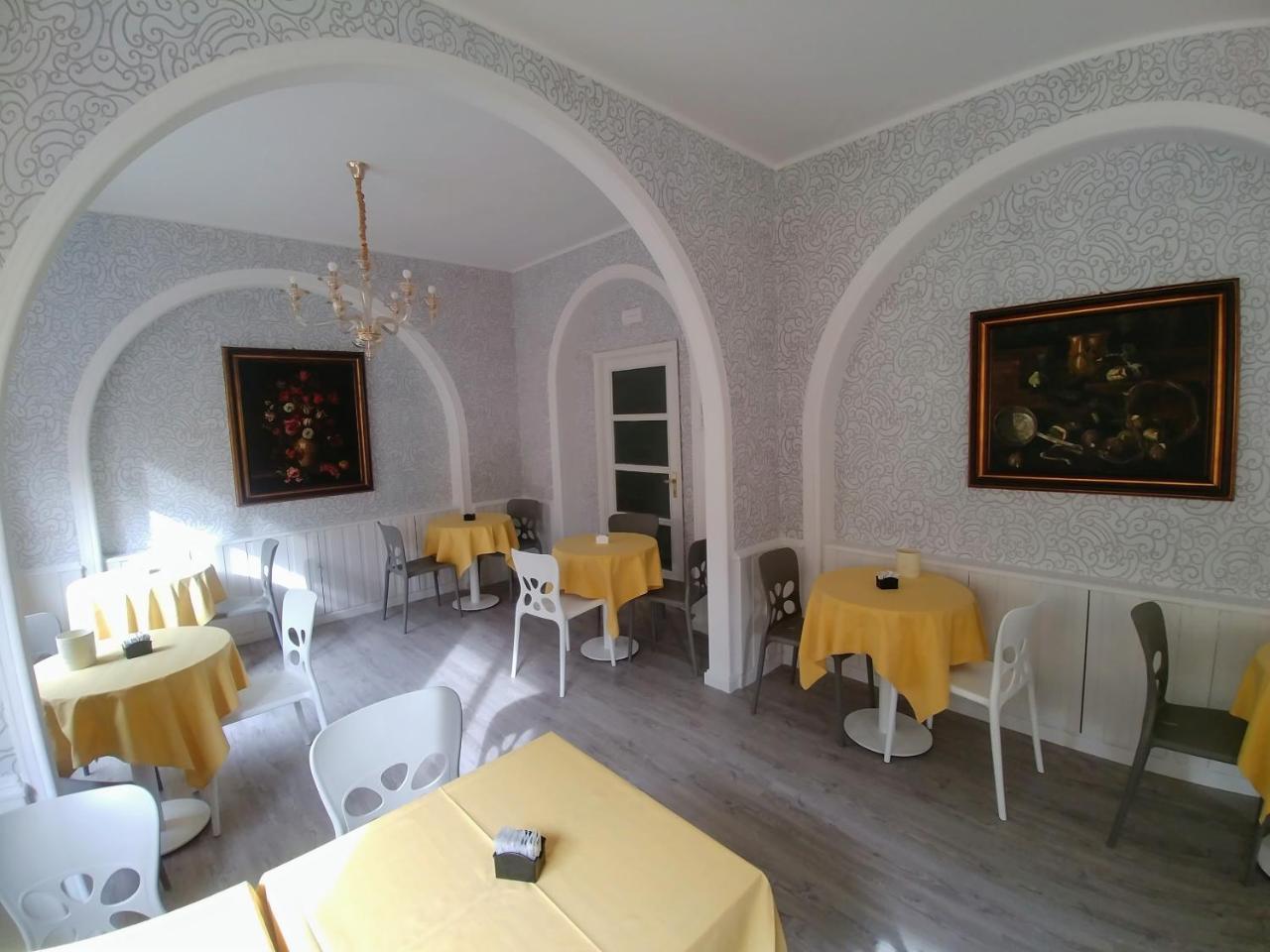 Hotel Vittoria Genoa Bagian luar foto